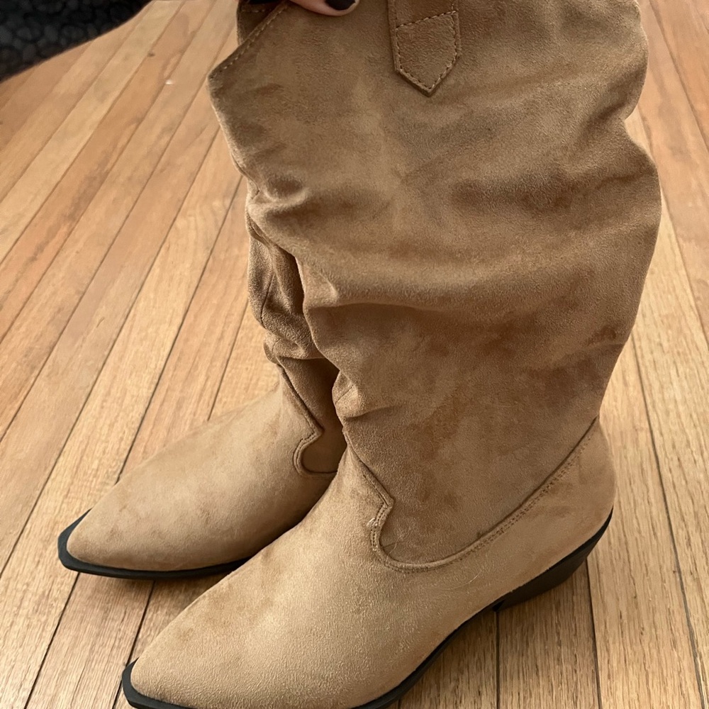 New with TAGS!!! American Eagle Outfitters Tan Suede Cowboy Boots
